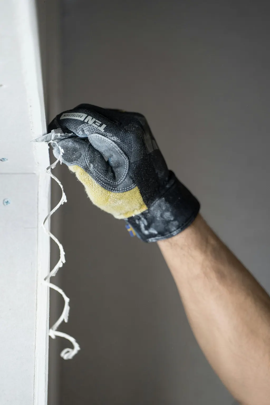 Stuckateur spachtelt eine Fensterlaibung