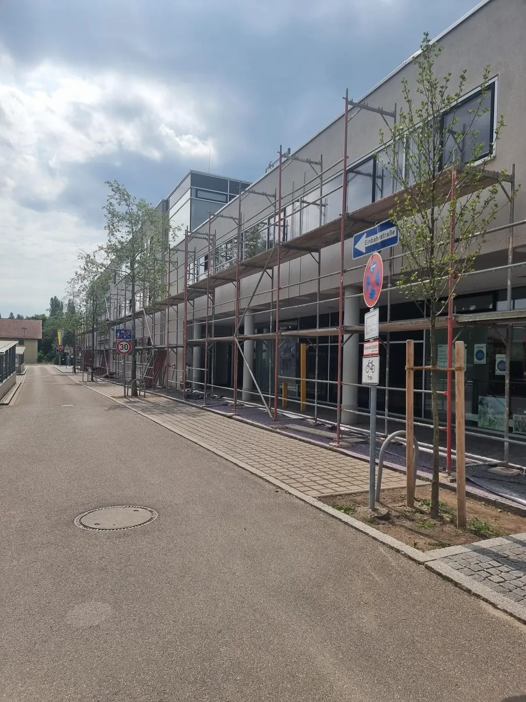 Eingerüstete Häuserzeile an einer Straße während der Fassadenarbeiten